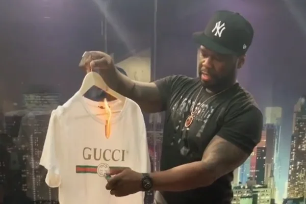 50 Cent queima roupas da Gucci após polêmica sobre blackface