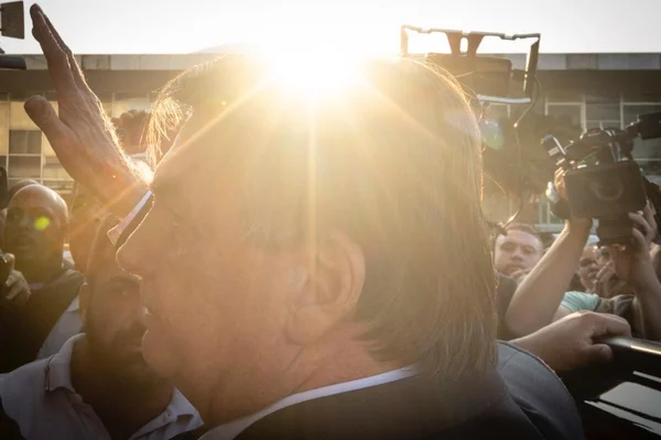 Ex-presidente Jair Bolsonaro cercado por jornalista na saída do Senado Federal, após reunião com o filho Flávio Bolsonaro