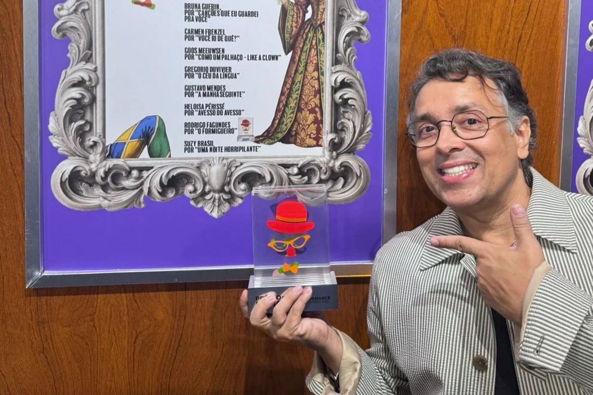 Rodrigo Fagundes posa sorridente durante premiação Rodrigo Fagundes posa sorridente durante premiação