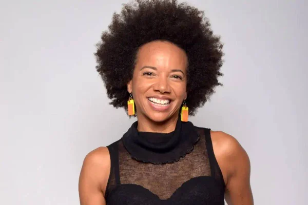 Mulher negra com cabelo black power - Metrópoles