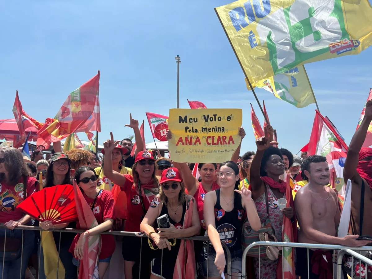 Apoiadores de Lula fazem ato em Copacabana Apoiadores de Lula fazem ato em Copacabana