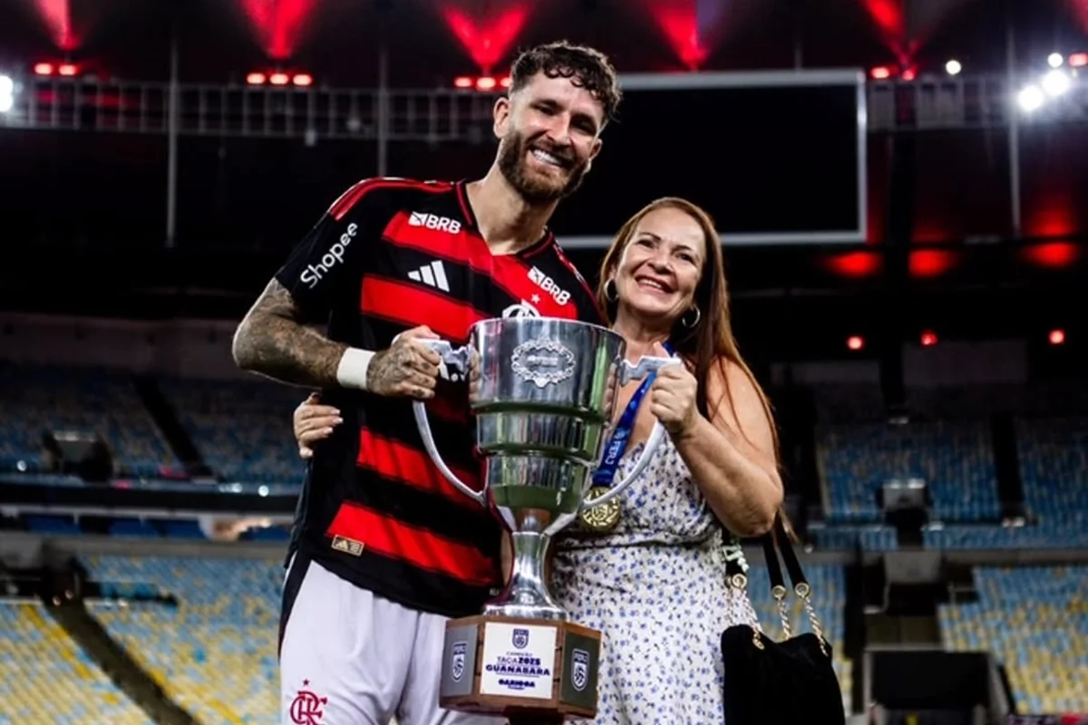 Lindaura Gomes, mãe de Léo Pereira, é uma mãe coruja e acompanha de perto os passos do filho. A família assistiu à convocação da Seleção reunida, e ela homenageou o craque: “Hoje o coração transborda orgulho”
Lindaura Gomes, mãe de Léo Pereira, é uma mãe coruja e acompanha de perto os passos do filho. A família assistiu à convocação da Seleção reunida, e ela homenageou o craque: “Hoje o coração transborda orgulho”