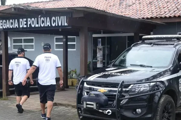 Foto colorida de uma delegacia de políca civil no Paraná - Metrópoles