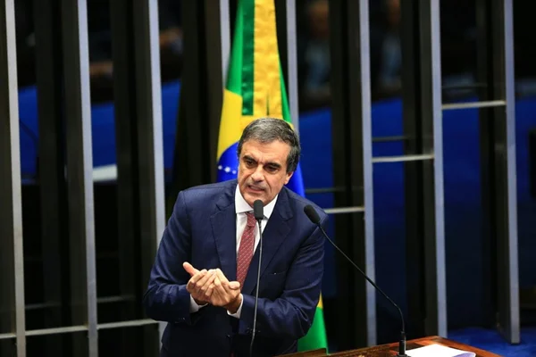 Cardozo seguirá na defesa de Dilma até o fim do processo