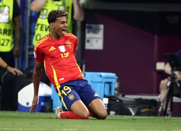 Imagem colorida de Lamine Yamal com a Seleção Espanhola- Metrópoles
