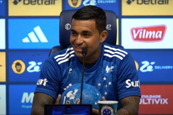 Foto colorida do atacante Dudu, em coletiva de apresentação no Cruzeiro - Metrópoles