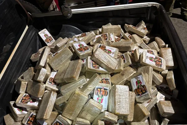 Traficantes são presos com R$ 8 milhões em droga marcada com símbolo da Chiquinha, do Chaves