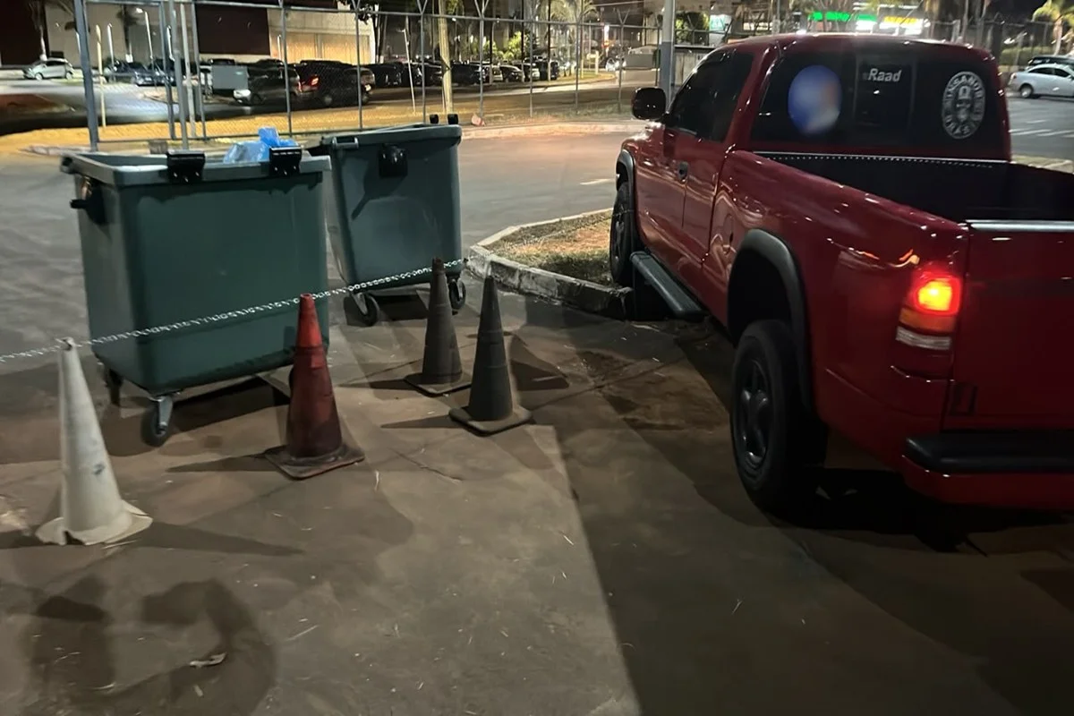 Motorista atingiu alguns carros e ainda causou dano ao patrimônio da unidade policial Motorista atingiu alguns carros e ainda causou dano ao patrimônio da unidade policial