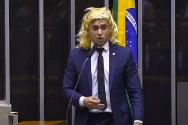 “Meu crime? Usar peruca e denunciar tirania de ativistas”, diz Nikolas