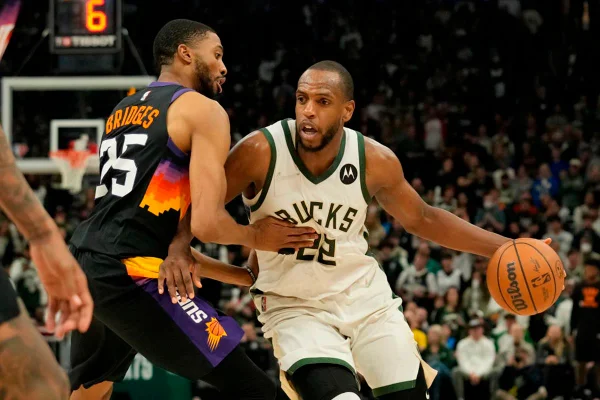 Khris Middleton foi o destaque da vitória dos Bucks sobre os Suns