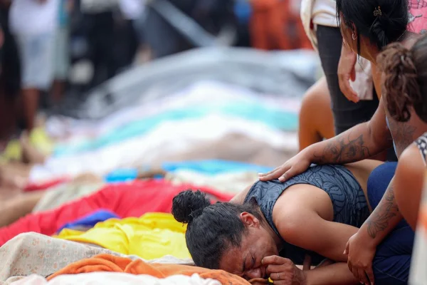 Mulher chora sobre corpos mortos no Rio - Metrópoles