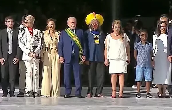 Vídeo: clientes de shopping do DF comemoram e aplaudem posse de Lula