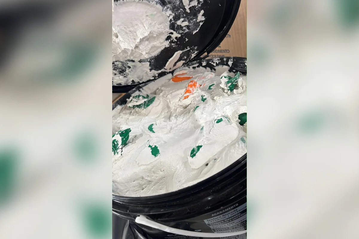 Casal é preso ao buscar cocaína escondida em baldes de argamassa - imagem 2 Casal é preso ao buscar cocaína escondida em baldes de argamassa - imagem 2