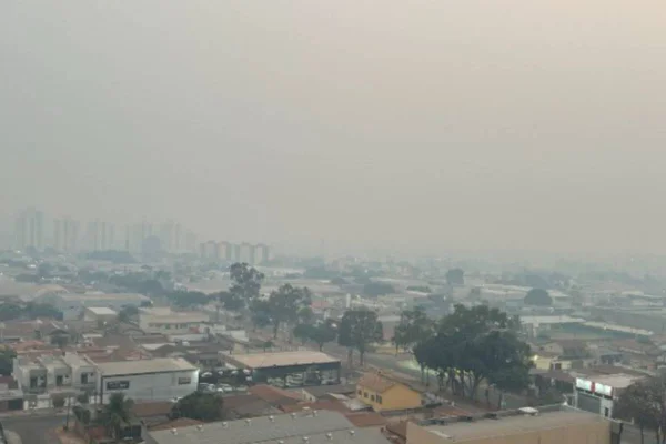 imagem colorida goiania encoberta fumaça de incendios