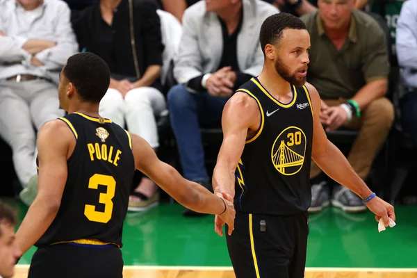 Jordan Poole e Stephen Curry, dos Warriors, em duelo contra os Celtics