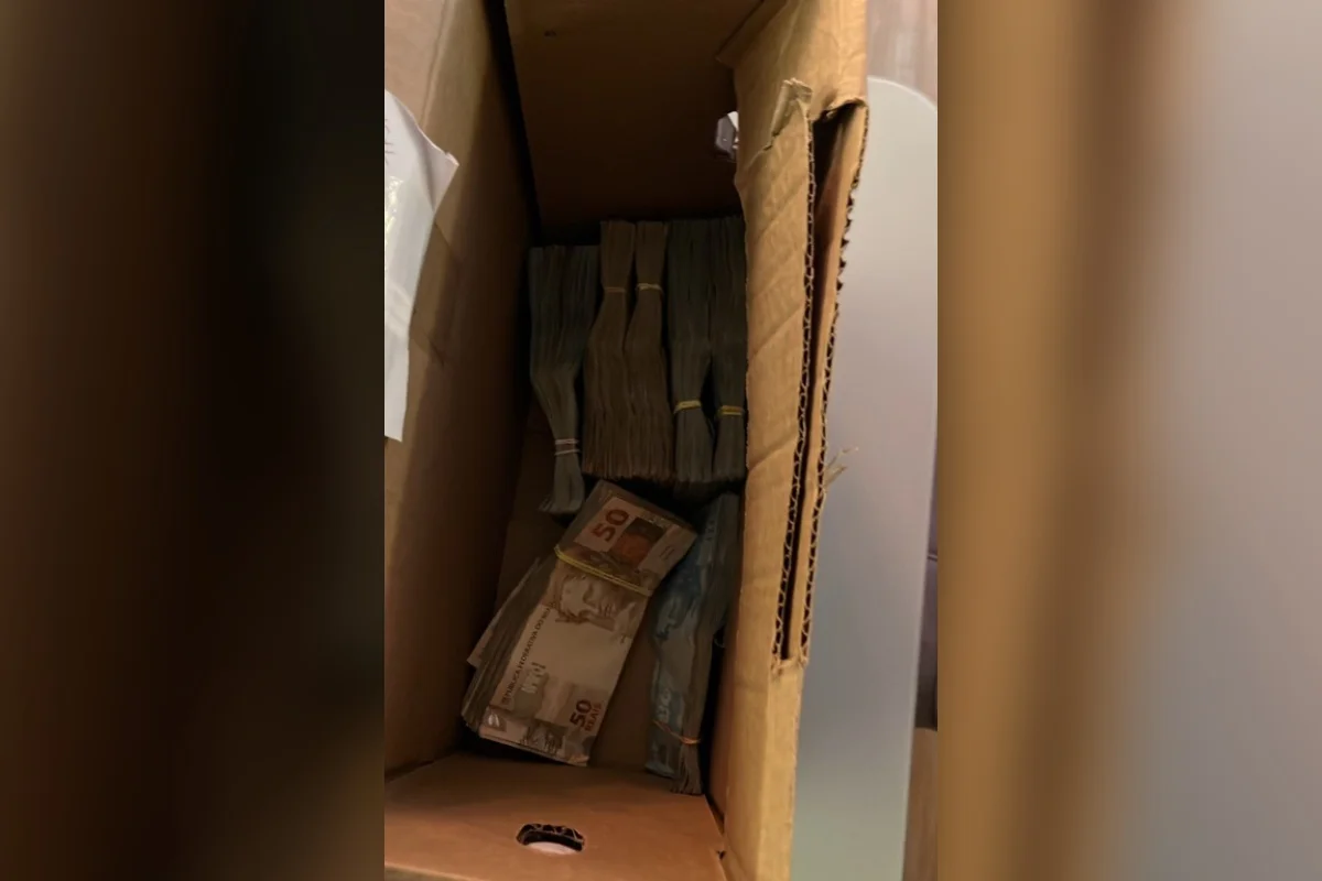 Durante as buscas, foram apreendidos cerca de R$ 300 mil em espécie e veículos Durante as buscas, foram apreendidos cerca de R$ 300 mil em espécie e veículos
