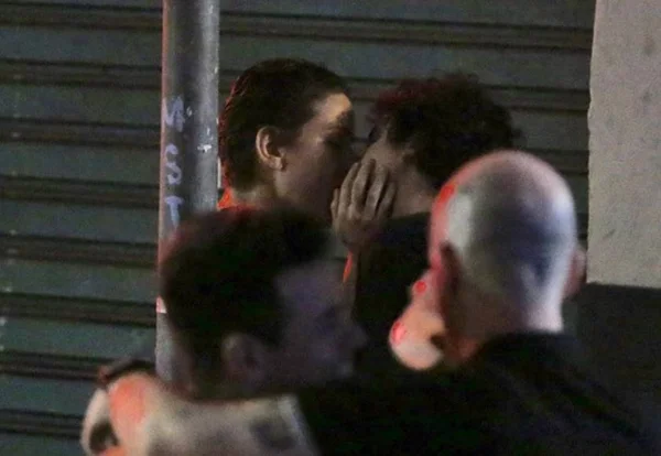 Leandra Leal é flagrada aos beijos com George Sauma