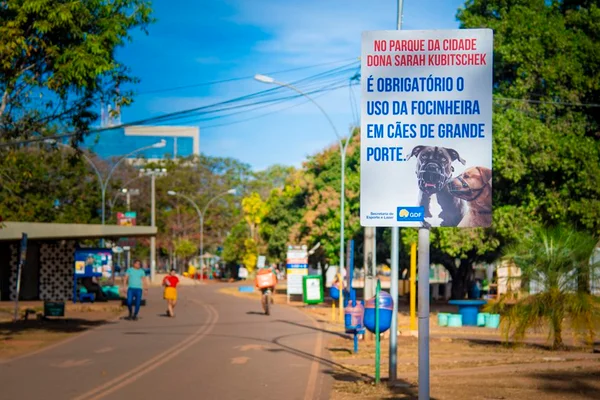 Imagem colorida mostra placa no parque da cidade