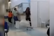 Mulher atira cadeira no chão dentro de PS Mulher atira cadeira no chão dentro de PS