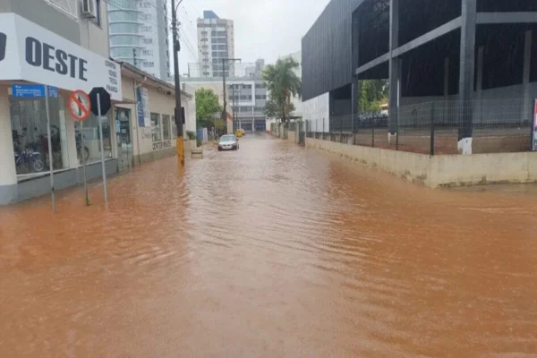 Imagem colorida, Fortes chuvas deixaram ruas alagadas em Xanxerê -Metrópoles