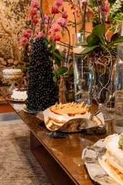 Mesas repleta de sobremesas da Mandiê Doceria