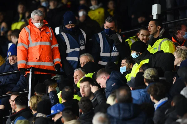 Torcedor sofre parada cardíaca e jogo do Chelsea é paralisado