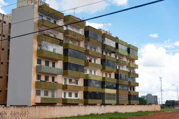 DF: após estalo, pilares de prédio que ameaça cair são reforçados