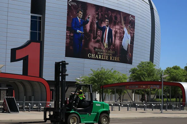 Imagem colorida do funeral de Charlie Kirk em Glendale, Arizona