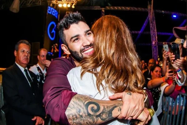 Gusttavo Lima se comove com fã e doa R$ 12 mil durante show no DF