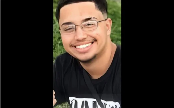 Homem de óculos sorrindo