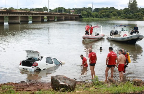 Carro que caiu no Lago Paranoá é retirado pelo Corpo de Bombeiros