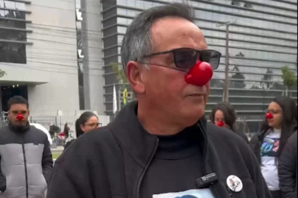 Foto colorida de pai de vítima da boate Kiss após decisão do TJRS reduzir pena de condenados - Metrópoles