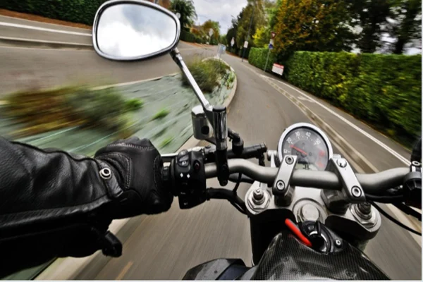 imagem ilustrativa de uma moto - Metrópoles.