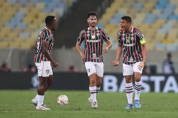 Foto colorida de Arias e Thiago Silva - Metrópoles