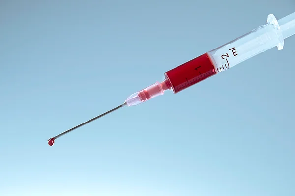 Sem validação científica e com riscos, auto-hemoterapia ganha adeptos