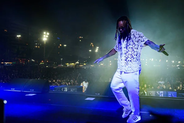 Foto colorida de Rael no palco do Tim Music Rio, na praia de Copacabana - Metrópoles