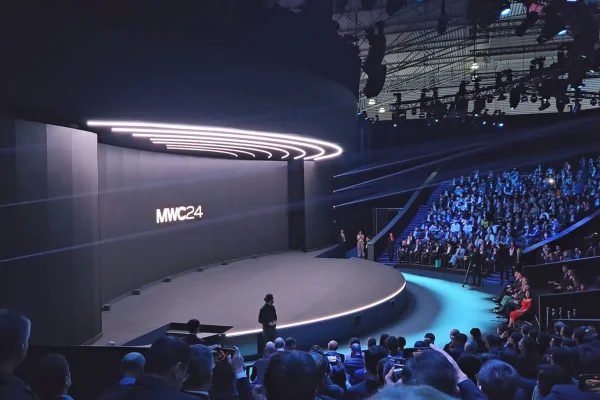 Imagem colorida do palco de palestras do Mobile World Congress, em Barcelona operadoras big techs