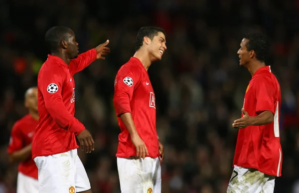 Foto colorida de Saha, Cristiano Ronaldo e Nani comemorando gol do Manchester United em 2007 - Metrópoles