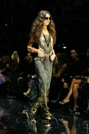 Acessórios pretos no desfile da Roberto Cavalli Acessórios pretos no desfile da Roberto Cavalli