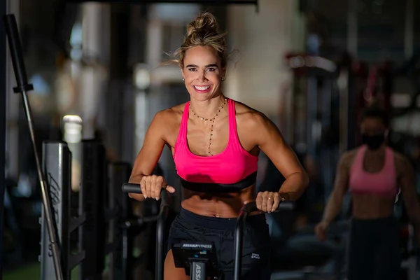 Mãe de 4 filhos, Paloma Gastal revela segredo da boa forma aos 46 anos