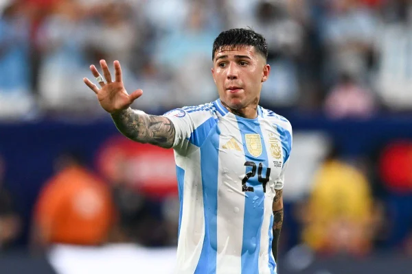 Enzo Fernandes se desculpa com companheiros de time por canto racista