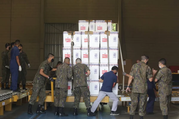 DF e mais 10 estados começam a vacinar contra a Covid-19 nesta terça. Veja