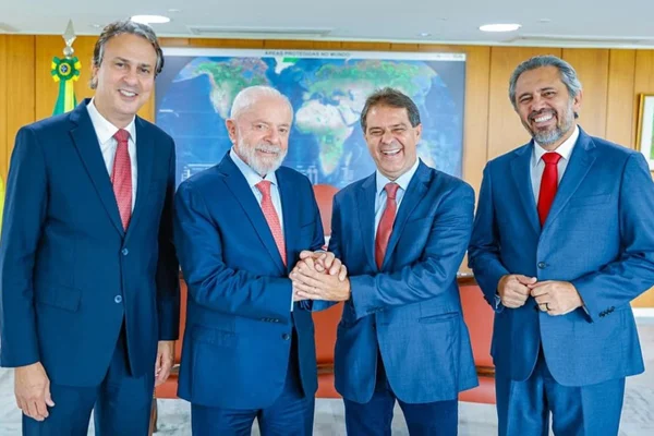 Imagem colorida do ministro Camilo Santana, presidente Lula, prefeito eleito Evandro Leitão e governador Elmano de Freitas - Metrópoles