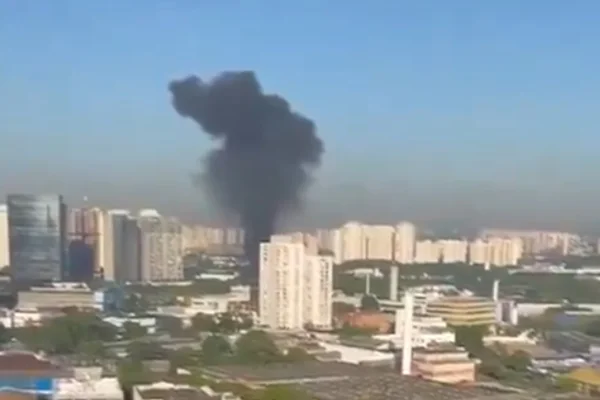Fumaça de queda de avião - Metrópoles
