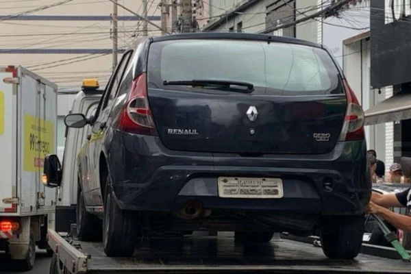 Imagem colorida mostra carro apreendido pela PM no centro de São Paulo - Metrópoles