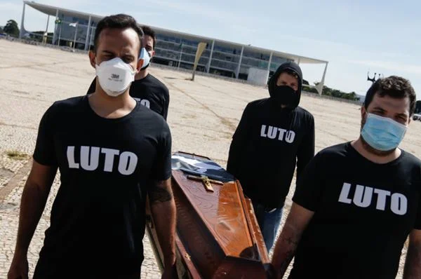 Cortejo fúnebre organizado pelo Conselho de Saúde do DF em protesto pelas mais de 300 mil mortes por Covid-19 no Brasil