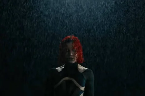 Foto colorida de Priscilla em cena do clipe Quer Dançar - Metrópoles