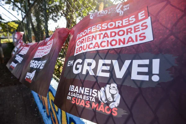 Grade de portão fechada em escola da rede pública