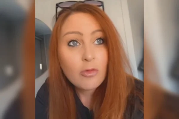 Foto mostra Zoe Coles, mulher que alega ter a síndrome do sotaque estrangeiro - Metrópoles