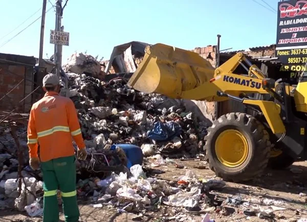 Prefeitura tira 20 caminhões de lixo de uma casa sem autorização dos donos